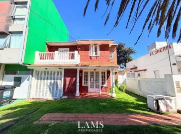 Casa · 129m² · 5 Ambientes · 1 Cochera · Venta - Importante Casa de Dos Plantas, Balcón y Garage - Barrio San Carlos