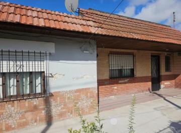Casa · 360m² · 5 Ambientes · 1 Cochera · Casa Chalet en Venta en Berazategui, G. B. a. Zona Sur, Argentina