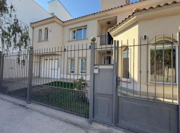 Casa · 280m² · 9 Ambientes · 3 Cocheras · Casa Nivel Gerencial en Venta Centenario - Neuquen