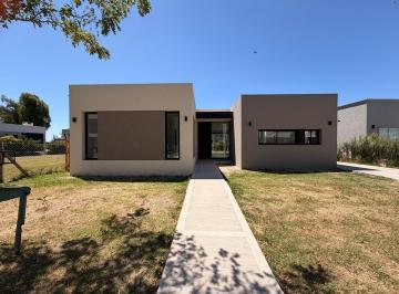 Casa · 149m² · 4 Ambientes · 2 Cocheras · Casa en Venta en Santa Emilia