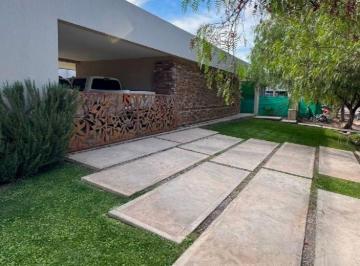 Casa de 5 ambientes, Russell · Casa en Venta de 3 Dorm. C/ Cochera en Russell