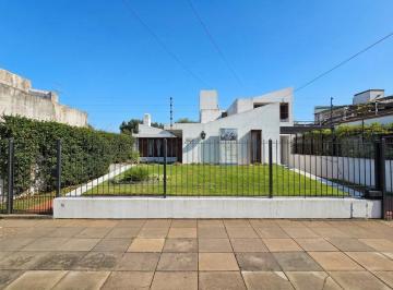 Casa · 300m² · 5 Ambientes · 1 Cochera · Casa en Venta 4 Habitaciones en Merlo con Amplio Patio