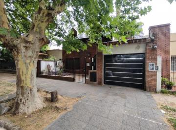 Casa · 200m² · 7 Ambientes · 3 Cocheras · Casa en Venta - 4 Dorm. 4 Baños - Morón