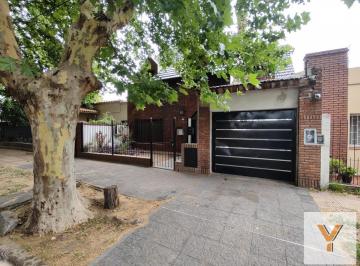 Casa · 200m² · 7 Ambientes · 3 Cocheras · Casa en Venta - 4 Dorm. 4 Baños - Morón