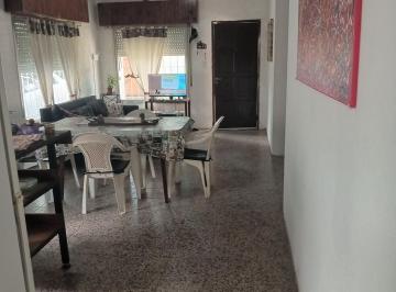 Casa · 68m² · 3 Ambientes · 4 Cocheras · Casa de Dos Dorm. en Venta en City Bell, La Plata