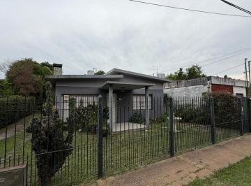 Casa · 97m² · 3 Ambientes · 2 Cocheras · Casa en Venta con Quincho y Parque en Francisco Alvarez