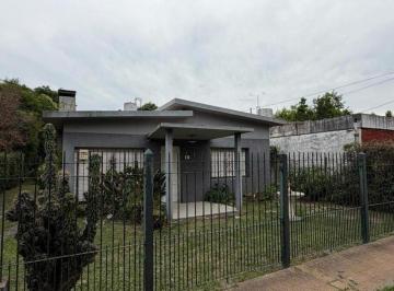 Casa · 97m² · 3 Ambientes · 2 Cocheras · Casa en Venta con Quincho y Parque en Francisco Alvarez