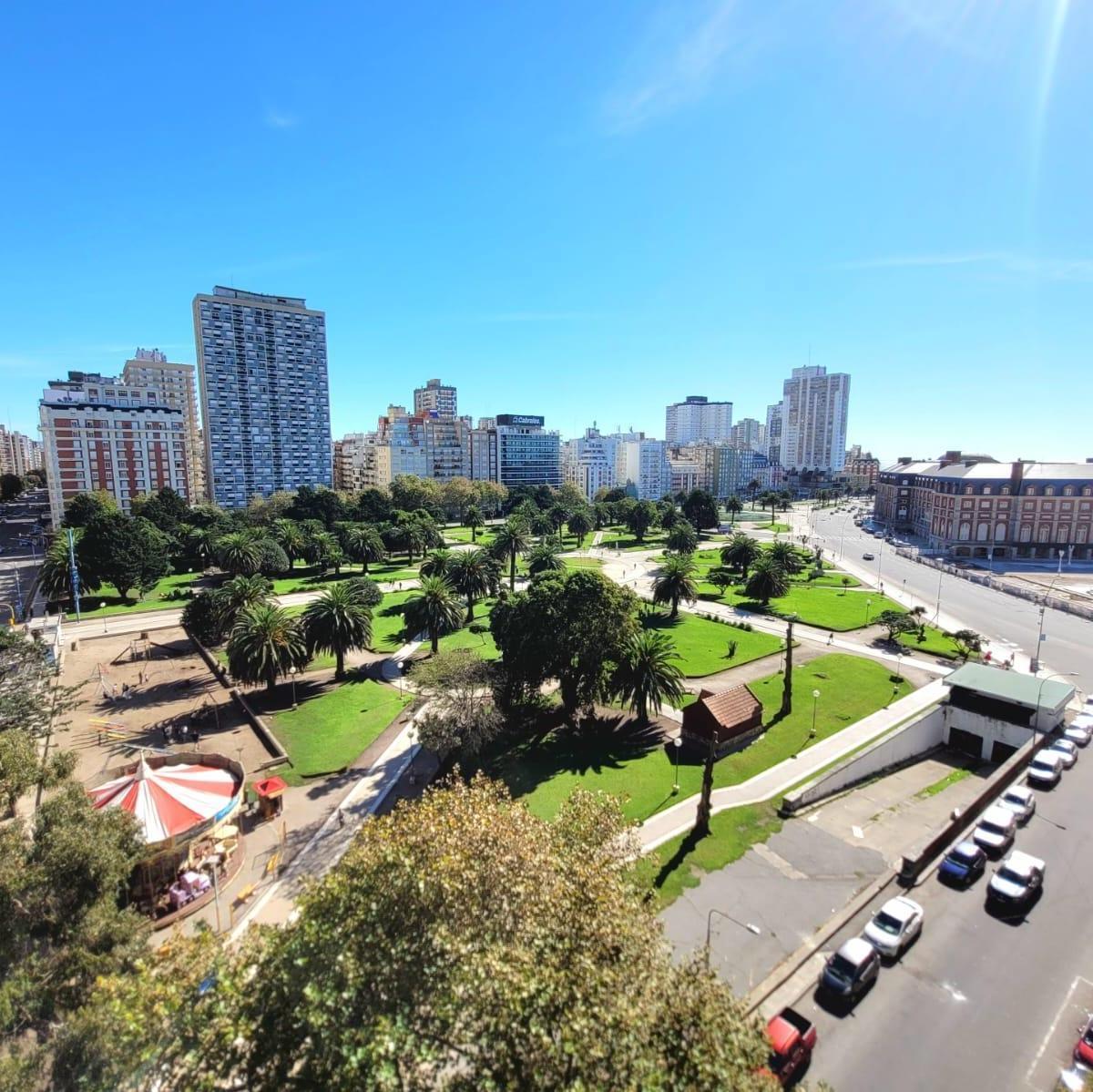 Excelente Departamento de 3 Ambientes a la calle con balcón saliente y vista plena a Plaza Colon