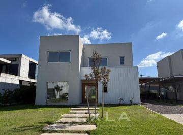 Casa · 200m² · 5 Ambientes · 1 Cochera · Casa en Venta en Carpinchos, Nordelta, Tigre