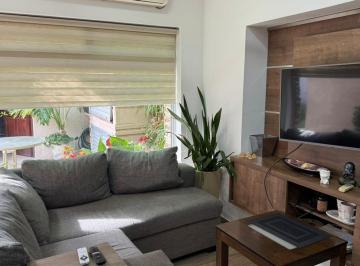 Casa · 213m² · 4 Ambientes · 1 Cochera · Casa Centrica en Venta - Berrotarán