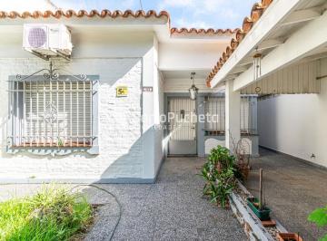 Casa · 193m² · 3 Ambientes · 1 Cochera · Venta Casa 3 Ambientes con Gran Jardín y Quincho Cubierto en Castelar Sur
