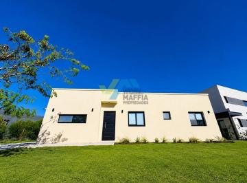 Casa · 108m² · 4 Ambientes · 1 Cochera · Venta de Casa a Estrenar en Lote Interno en Pilar del Este
