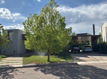 Casa · 220m² · 5 Ambientes · 5 Cocheras · Casa en Las Cortaderas 2 Guaymallen