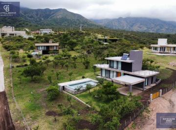 Casa · 143m² · 4 Ambientes · 2 Cocheras · Venta Casa Barrio Aguas Blancas