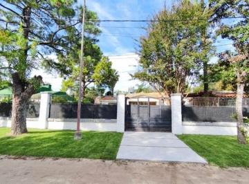 Casa de 5 ambientes, San José del Rincón · Casa en Venta en San José del Rincón con Pileta, Amplio Jardín y Asador