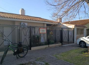 Casa de 3 ambientes, Lomas de Zamora · Casa en Venta de 3 Ambientes con Fondo Libre. Cocina y Baño Reciclados a Nuevo