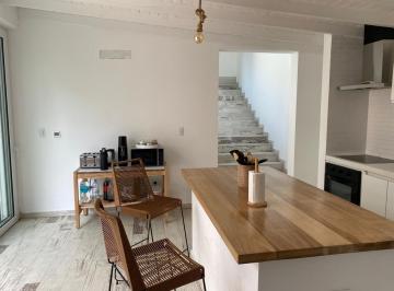 Casa · 180m² · 4 Ambientes · 2 Cocheras · Casa a La Venta en Deportivo 3 Habitaciones. Barrio Deportiva