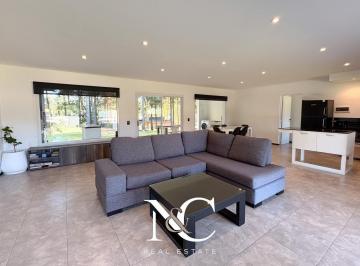 Casa · 163m² · 4 Ambientes · 1 Cochera · Casa en Venta en Costa Esmeralda con Gas Natural