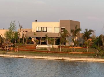 Casa · 210m² · 3 Ambientes · 1 Cochera · Casa en Escobar