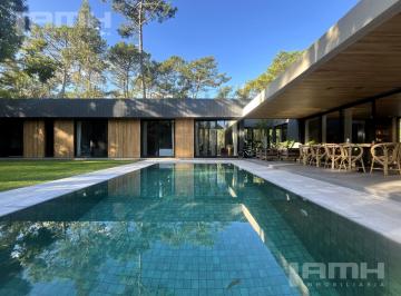 Casa · 300m² · 4 Ambientes · 1 Cochera · Carilo Casa de Categoria en Venta - Entorno Único