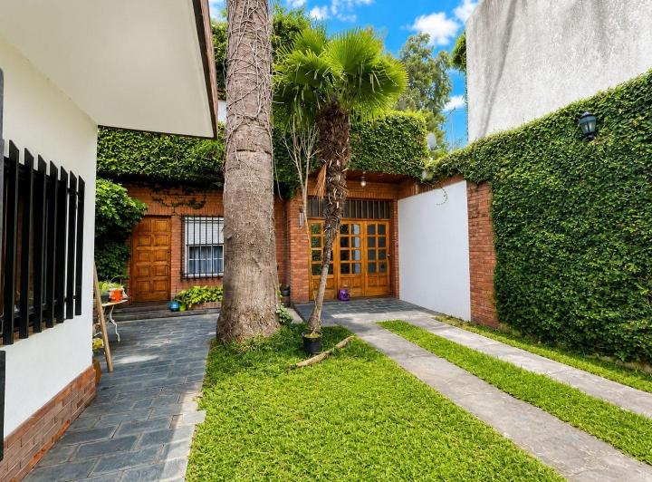 Casa · 200m² · 6 Ambientes · 5 Cocheras