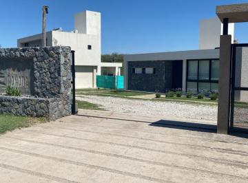 Casa · 180m² · 3 Ambientes · 2 Cocheras · Casa en Alquiler en Quinta de Nores