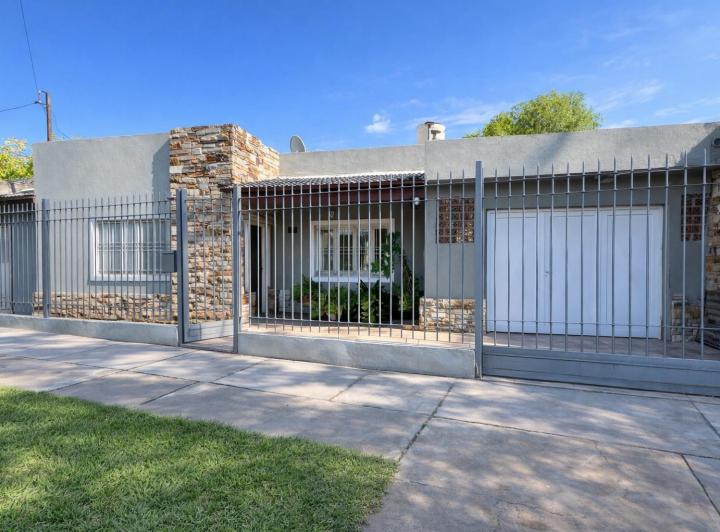 Casa · 450m² · 7 Ambientes · 3 Cocheras