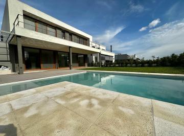 Casa · 284m² · 6 Ambientes · 4 Cocheras · Casa a Estrenar en Venta en Carpinchos