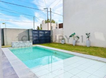 Casa · 165m² · 3 Dormitorios · 4 Cocheras · Venta de Casa con Gran Potencial en Esquina: 3 Dorm., Parque y Pileta.