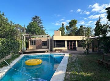 Casa · 180m² · 5 Ambientes · 2 Cocheras · Casa en Alquiler - 3 Dorm.