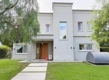 Casa · 210m² · 5 Ambientes · 4 Cocheras · Casa en Venta 4 Dorm El Canton Norte Escobar