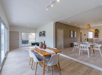 Casa · 89m² · 3 Ambientes · 1 Cochera · Venta - Casa de Dos Dorm., Jardin y Pileta - Roldán.