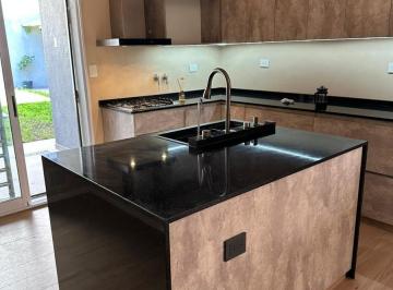 Casa · 120m² · 3 Ambientes · 2 Cocheras · Casa Refaccionada a Nuevo Toda en Una Planta con Jardin y Pileta