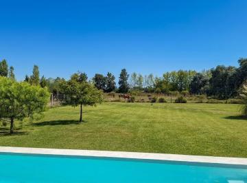Quinta vacacional · 120m² · 3 Ambientes · 1 Cochera · Casa en Venta Sobre Lote de 1.800 m² en Chacras del Ocho, Al Lado de Pilará