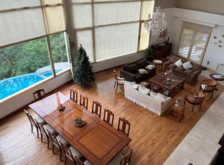Casa · 756m² · 8 Ambientes · 2 Cocheras