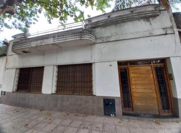 Casa · 160m² · 3 Ambientes · Venta de Casa a Refaccionar, con Patio y Terraza en Versalles