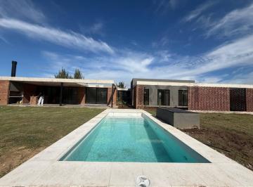 Casa · 283m² · 5 Ambientes · 2 Cocheras · Venta de Casa 5 Ambientes en Lujan, Santa Inés