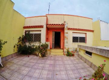 Casa · 177m² · 3 Ambientes · 1 Cochera · Colonia - Venta Casa de 2 Dorm. Céntrica