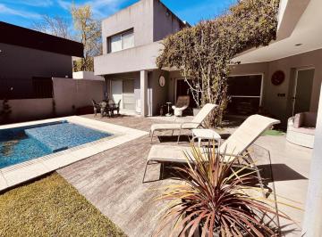 Casa · 180m² · 4 Ambientes · 2 Cocheras · Casa Venta City Bell 447n1563 E/ 21c y 21d