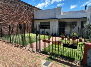 Casa · 3 Ambientes · 1 Cochera · Casa de Tres Ambientes con Patio, Jardin y Cochera en Venta en Sarandí