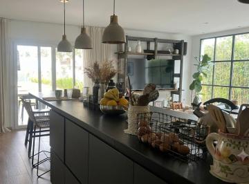 Casa · 255m² · 6 Ambientes · 2 Cocheras · Casa en Venta en Barrio El Encuentro, Tigre - 6 Ambientes