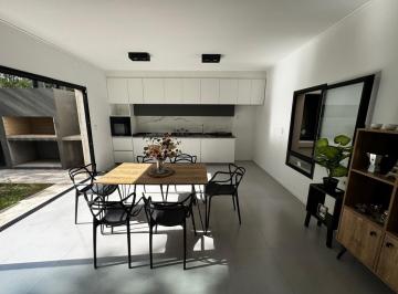 Casa · 89m² · 3 Ambientes · 2 Cocheras · Casa en Venta en Funes, 2 Dorm. C/ Cochera Doble y Amenities!