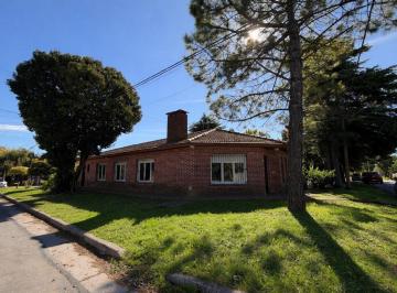 Casa · 175m² · 4 Ambientes · 2 Cocheras · Casa con 4 Ambientes + Quincho y Patio - Constitucion