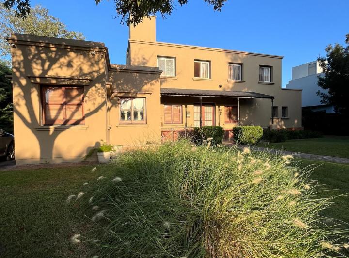 Casa · 370m² · 10 Ambientes