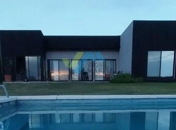 Casa · 160m² · 6 Ambientes · 1 Cochera · Venta de Casa en Una Planta con Pileta - Naudir Aguas Privadas