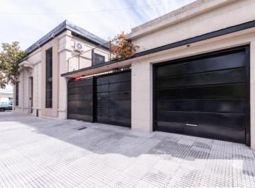 Casa de 4 ambientes, Avellaneda · Excelente Casa 5 Ambientes con Gran Calidad Constructiva y Comodidad, Cochera Para 2 Autos