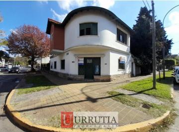Casa · 242m² · 6 Ambientes · 2 Cocheras · Chalet 6 Amb en 2 Plantas S/lote de 348 m². Excelente Ubicacion.