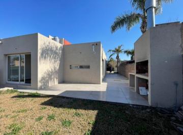 Casa · 85m² · 4 Ambientes · 1 Cochera · Casa - Funes