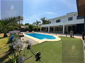 Casa · 300m² · 3 Ambientes · 4 Cocheras · Casa en Cañuelas