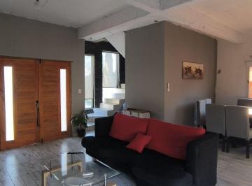 Casa · 240m² · 5 Ambientes · 1 Cochera · Casa Multifamiliar con Pileta en Venta en Cañuelas